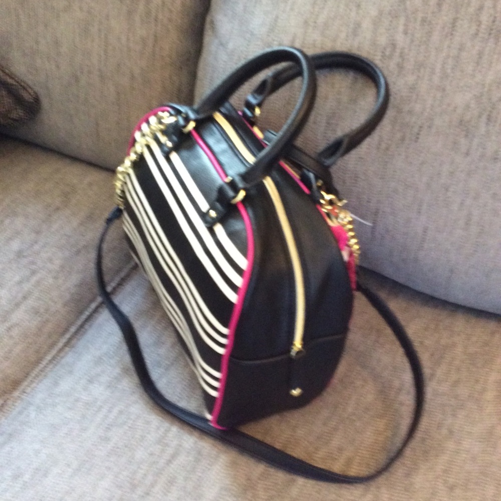 Betsy Johnson Bow Pouch Dome Shoulder Bag New - Picture 2 of 8